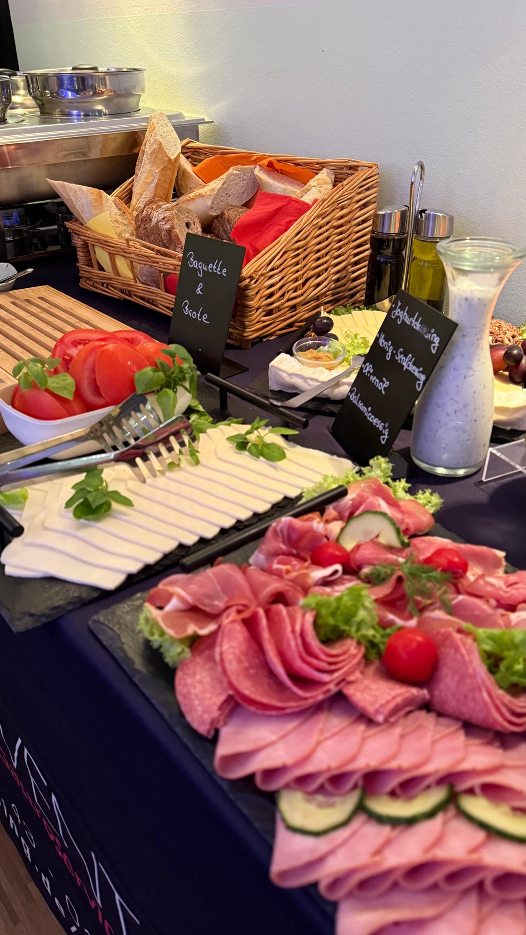 Aufschnittplatte mit Baguette und Käse – Koserevent